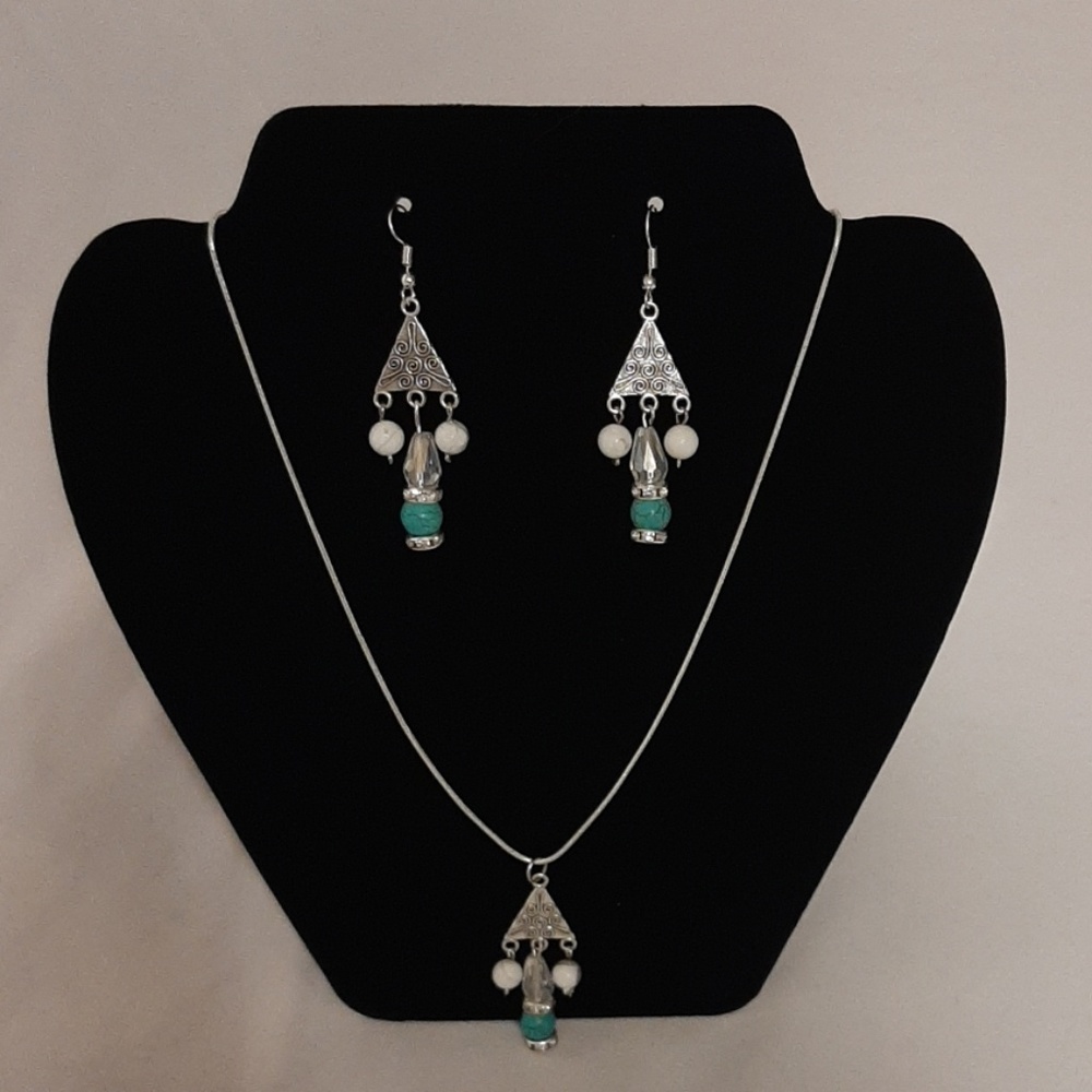 White Howlite and Labradorite Set